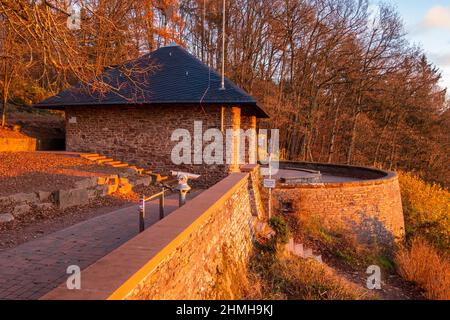 L'atmosfera del mattino al punto di osservazione del Cloef sopra il Saarschleife, Mettlach-Orscholz, Saarland, Germania Foto Stock