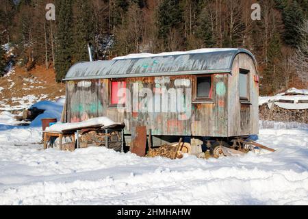 Escursione invernale tra Krün e Wallgau, rimorchio sito nel paesaggio invernale, Germania meridionale, alta Baviera, neve, inverno, Nevoso, alberi, Germania, Baviera, Werdenfels, Krün Foto Stock