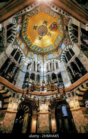 Vista interna dall'ottagono con soffitto a volta e cupola nel Kaiserdom, Aachen, Renania Settentrionale-Vestfalia, Germania Foto Stock