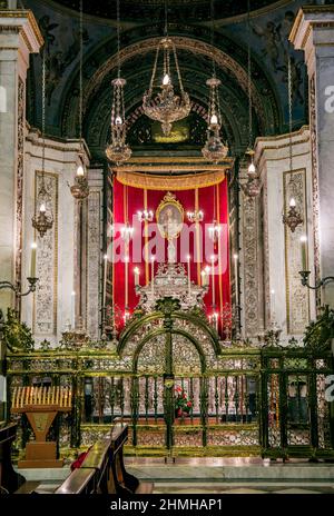 Altare d'argento di Santa Rosalia nella navata della cattedrale, Palermo, Sicilia, Italia Foto Stock