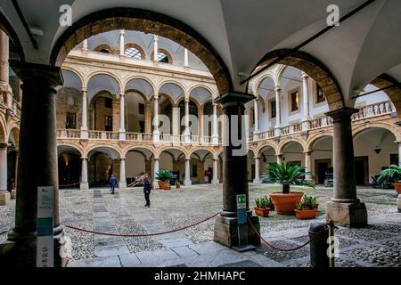 Cortile interno del Palazzo reale, Palermo, Sicilia, Italia Foto Stock