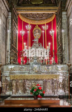 Altare d'argento di Santa Rosalia nella navata della cattedrale, Palermo, Sicilia, Italia Foto Stock