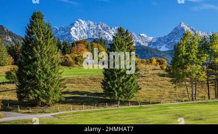 Paesaggio autunnale con la cappella di Maria Rast a Buckelwiesen contro Wörner 2474m nei Monti Karwendel, Mittenwald, Werdenfelser Land, alta Baviera, Baviera, Germania Foto Stock