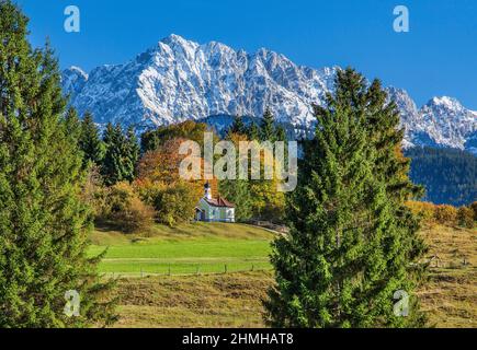 Paesaggio autunnale con la cappella di Maria Rast a Buckelwiesen contro Wörner 2474m nei Monti Karwendel, Mittenwald, Werdenfelser Land, alta Baviera, Baviera, Germania Foto Stock