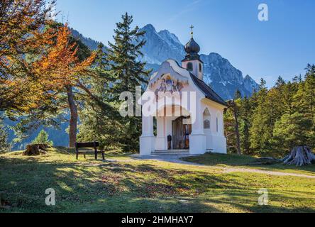 Cappella di montagna Maria Königin a Lautersee contro Wettersteinspitze 2257m, Mittenwald, Werdenfelser Land, alta Baviera, Baviera, Germania Foto Stock