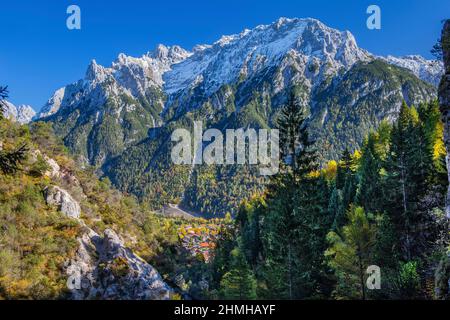 Laimbachtal contro i Monti Karwendel con Viererspitze 2054m, Mittenwald, Werdenfelser Land, alta Baviera, Baviera, Germania Foto Stock