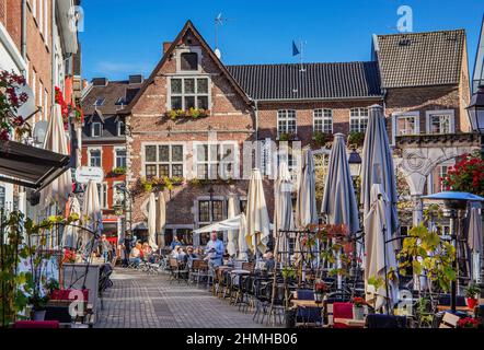 Cortile nel centro storico con terrazza ristorante, Aquisgrana, Renania settentrionale-Vestfalia, Germania Foto Stock