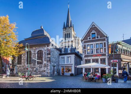 Le case della città vecchia e il battistero al mercato del pesce con le opere d'occidentita' e la torre dal Kaiserdom, Aachen, Renania Settentrionale-Vestfalia, Germania Foto Stock