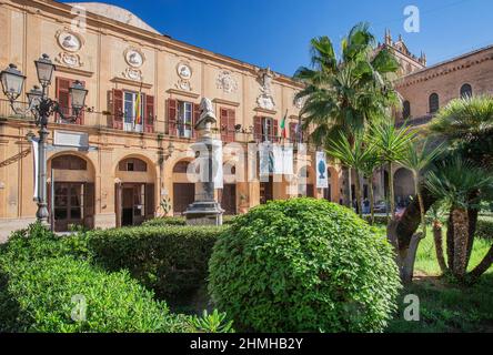 Piazza Vittorio Emanuele con il municipio al centro, Monreale, Sicilia, Italia Foto Stock