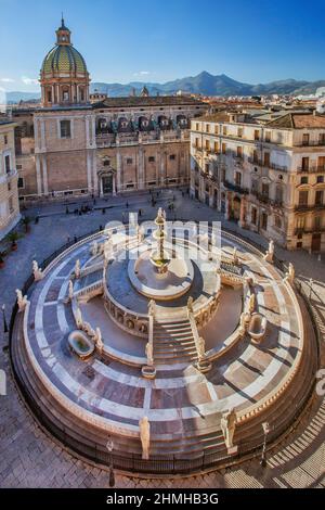 Piazza Pretoria con la Fontana Pretoria e la Chiesa di San Giuseppe dei Teatini nel centro storico, Palermo, Sicilia, Italia Foto Stock