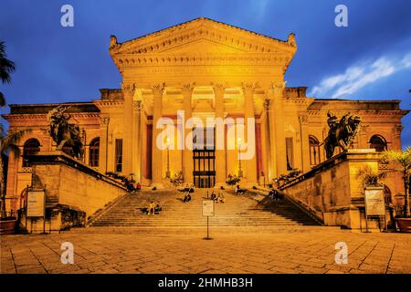 Teatro massimo teatro lirico nel centro storico al crepuscolo, Palermo, Sicilia, Italia Foto Stock