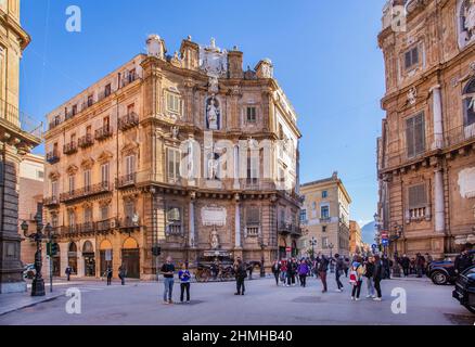 Piazza Villena (quattro Canti) con fontana al centro del centro storico, Palermo, Sicilia, Italia Foto Stock