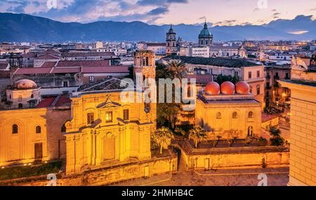 Piazza Bellini con le chiese di Santa Maria dell`Ammiraglio e San Cataldo al crepuscolo, Palermo, Sicilia, Italia Foto Stock