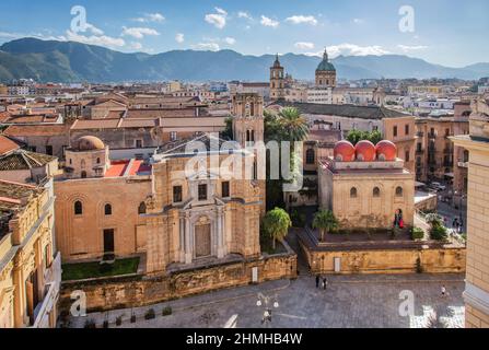 Panoramica della città con Piazza Bellini e le chiese di Santa Maria dell`Ammiraglio e San Cataldo, Palermo, Sicilia, Italia Foto Stock