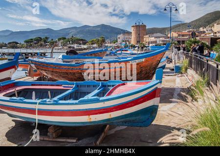 Porto di pesca con barche da pesca nella località balneare di Mondello, Palermo, Sicilia, Italia Foto Stock