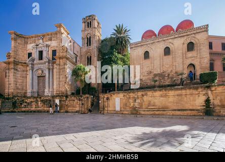 Piazza Bellini con le chiese di Santa Maria dellAmmiraglio e San Cataldo, Palermo, Sicilia, Italia Foto Stock