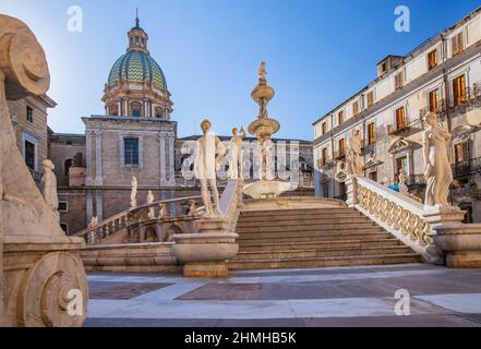 Piazza Pretoria con la Fontana Pretoria e la Chiesa di San Giuseppe dei Teatini nel centro storico, Palermo, Sicilia, Italia Foto Stock