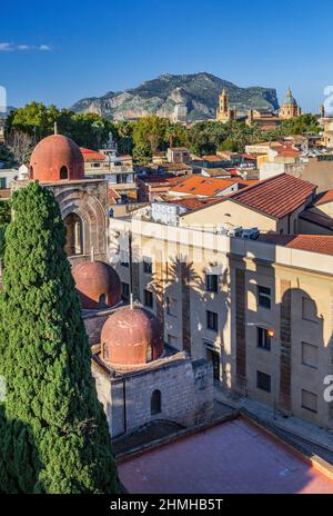 Chiesa di San Giovanni degli Eremiti contro la cattedrale e il Monte Pellegrino, Palermo, Sicilia, Italia Foto Stock