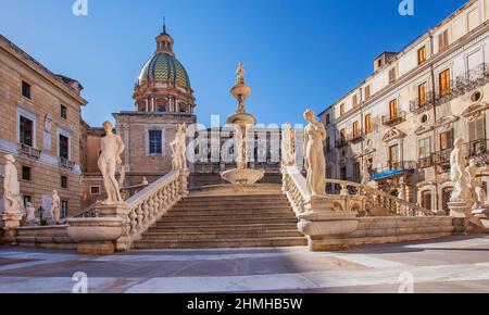 Piazza Pretoria con la Fontana Pretoria e la Chiesa di San Giuseppe dei Teatini nel centro storico, Palermo, Sicilia, Italia Foto Stock