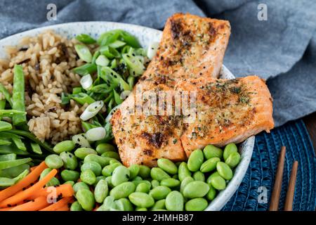 Vista ravvicinata dei filetti di salmone in una ciotola per insalata di salmone asiatica. Foto Stock