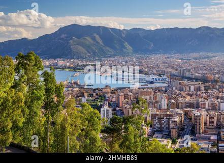 Vista della città e del porto, Palermo, Sicilia, Italia Foto Stock