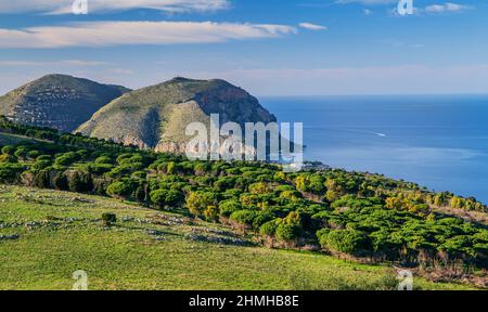 Paesaggio costiero nei pressi di Mondello, frazione di Palermo, Sicilia, Italia Foto Stock