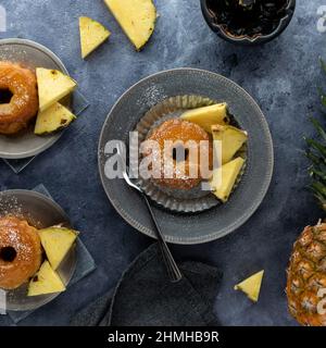 Vista dall'alto delle torte capovolte di ananas servite con spicchi di ananas. Foto Stock