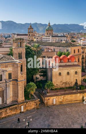 Piazza Bellini con le chiese di Santa Maria dellAmmiraglio e San Cataldo, Palermo, Sicilia, Italia Foto Stock