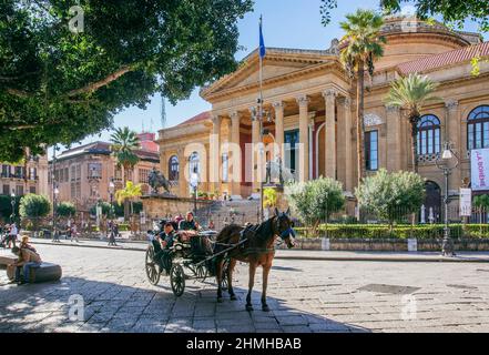 Carrozza trainata da cavalli di fronte al Teatro massimo nel centro storico di Palermo, Sicilia, Italia Foto Stock