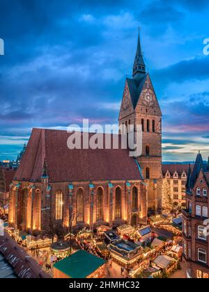 Mercatino di Natale di fronte alla chiesa Martkirche di Hannover, Germania di notte Foto Stock