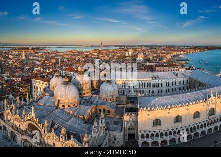 Veduta aerea della basilica di San Marco e del Palazzo Ducale di Venezia Foto Stock