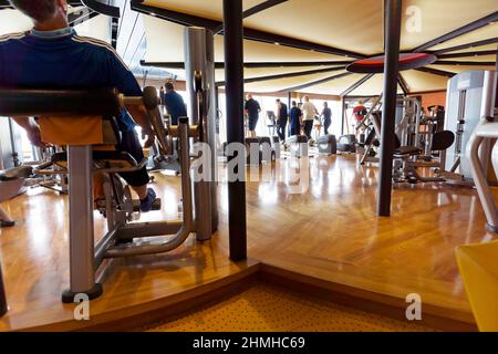 Le persone si allenano in palestra Foto Stock