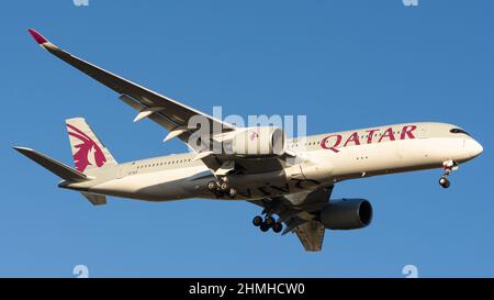 Qatar Airways Airbus A350-941 A7-ALR sull'approccio all'Aeroporto di Perth, Australia Occidentale Foto Stock