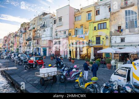 La Via Roma nel porto di Marina Grande di Procida, Campania, Italia. Foto Stock