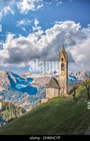 Europa, Italia, Alto Adige, Val Gadertal / Val Badia, Wengen / la Val, Cappella alpina di Santa Barbara a Tolpei Foto Stock