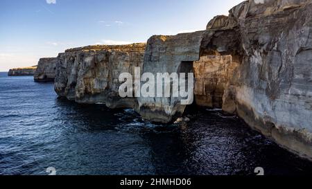 Alla fine di un piccolo canyon sulla costa nord-occidentale di Gozo si trova l'arco di roccia Wied il-MielaÄ§ Foto Stock