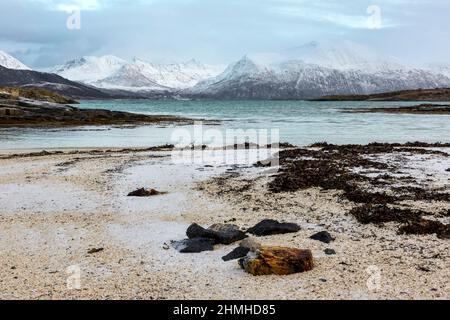 Vista sul mare settentrionale e sulla spiaggia dell'isola di Sommaroy in Norvegia Foto Stock