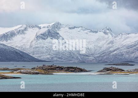 Vista sul mare settentrionale e sulla spiaggia dell'isola di Sommaroy in Norvegia Foto Stock