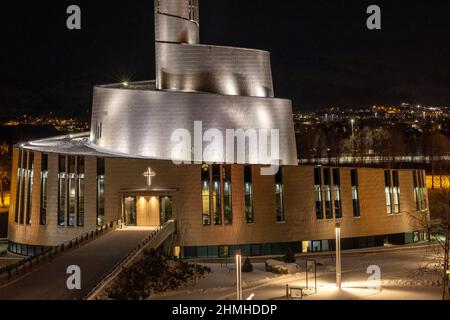 La cattedrale illuminata dell'aurora boreale in alta, Finnmark, Norvegia Foto Stock