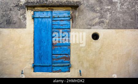 Serranda in legno colorato a Collioure Foto Stock