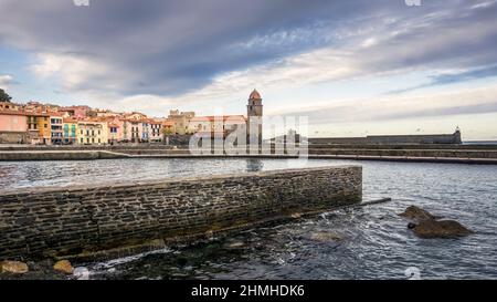 ANSA de la Baleta a Collioure. La chiesa di Notre Dame des Anges fu costruita in stile gotico meridionale alla fine del 17th secolo. Monumento historique. Foto Stock