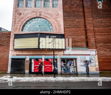 Cambridge, Massachusetts, USA - 8 febbraio 2022: L'esterno dell'edificio Harvard Square Threatre in Church Street. Foto Stock