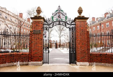 Cambridge, Massachusetts, USA - 8 febbraio 2022: The John Winthrop House and gate in un giorno invernale. Foto Stock