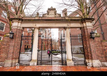 Cambridge, Massachusetts, USA - 8 febbraio 2022: La Class of 1875 Gate è un ingresso ad Harvard Yard da Massachusetts Avenue in Harvard Square. Foto Stock