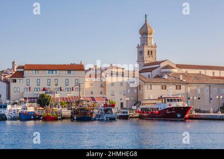 Croazia, baia di Kvarner, isola di Krk, vista sul porto turistico e la città vecchia di Krk Foto Stock