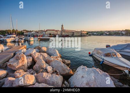 Croazia, baia di Kvarner, isola di Krk, vista sul porto turistico e la città vecchia di Krk al mattino Foto Stock