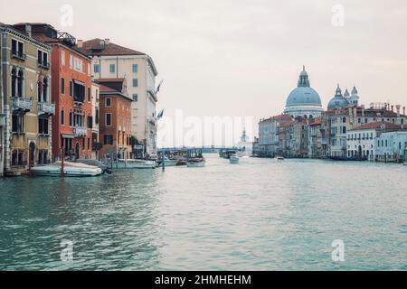 Italia, Veneto, Venezia, Santa Maria della Salute / Santa Maria della Salute a Punta della Dogana sul Canal Grande Foto Stock