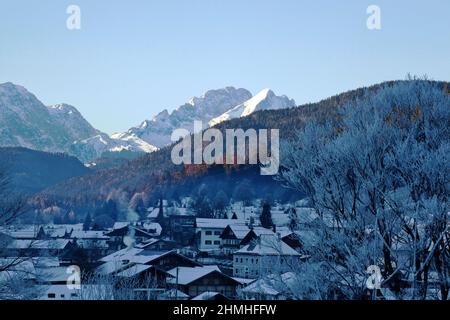 Vista da Wallgau ai Monti Wetterstein, alta Baviera, Germania Foto Stock