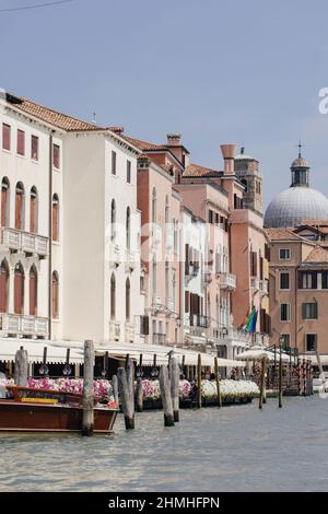 Elegante schiera di case sul Canal Grande a Venezia Foto Stock