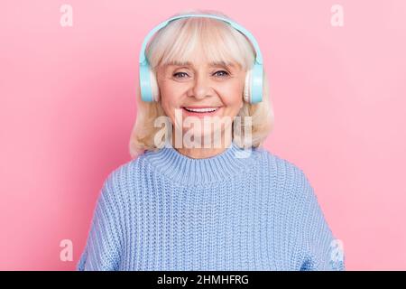 Ritratto di attraente allegro grigio-capelli donna ascolto radio suono stereo isolato su sfondo rosa pastello colore Foto Stock